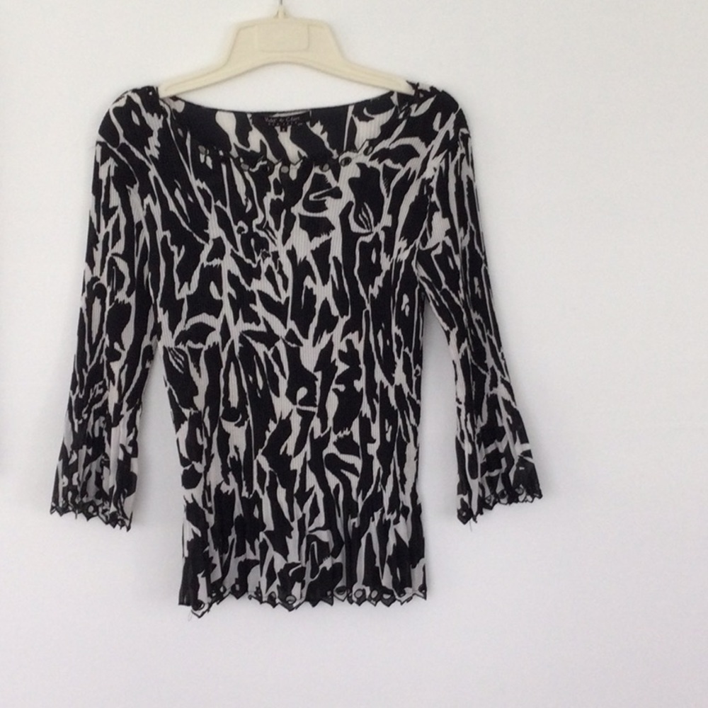 Blouse by Violet & Claire NY size S color black & white with sleeves. #92